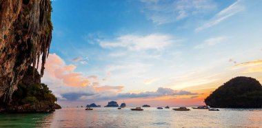 Tropical günbatımı Phra Na plaj kayalar