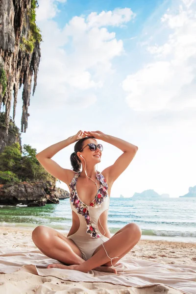 Frau mit Sonnenbrille entspannt am Strand — Stockfoto
