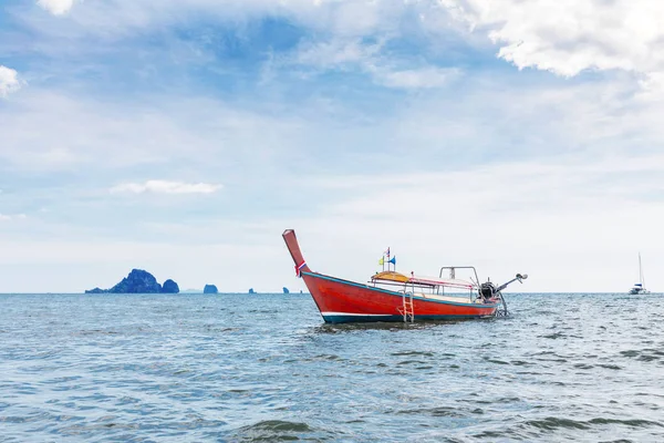 Paisaje barcos de cola larga tradicionales mar tropical — Foto de Stock
