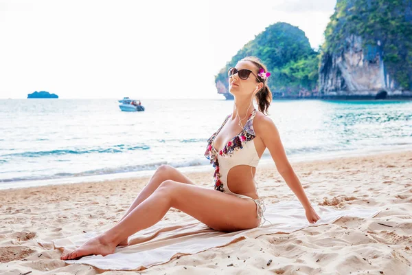 Frau mit Sonnenbrille bräunt sich am Strand — Stockfoto