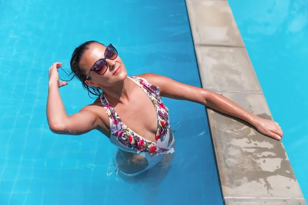 Junge schlanke Frau bekommt Sonnenbrille — Stockfoto