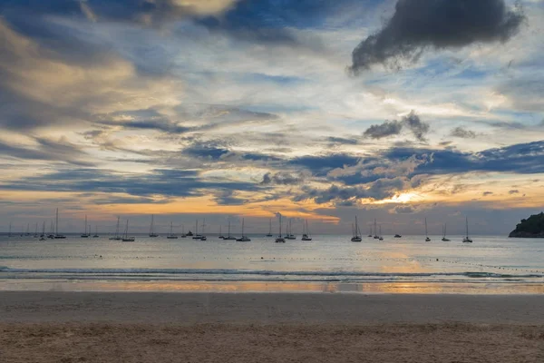 Veleros en reposo Kata Beach Phuket — Foto de Stock