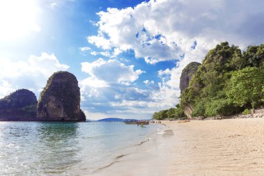 Tayland, Thailand, Krabi il, Railay - 25 Şubat 2017: karstik kayalar Phra Na plaj tırmanma için mükemmel