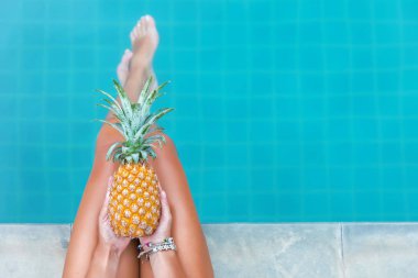 kadın tutun ananas meyve havuz tropikal egzotik