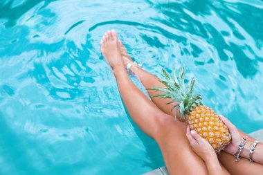 kadın tutun ananas meyve havuz tropikal egzotik