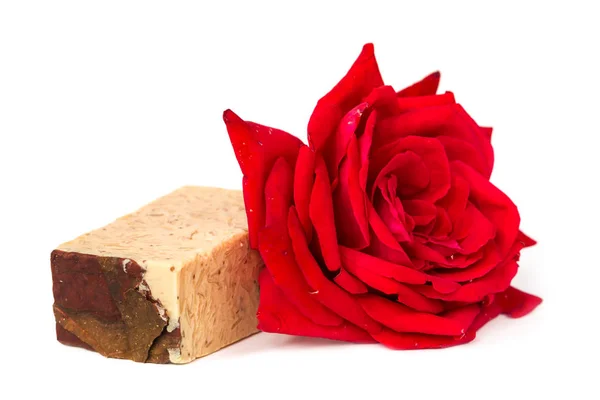 Κόκκινο τριαντάφυλλο σαπούνι, βότανα spa έννοια σε λευκό — Φωτογραφία Αρχείου