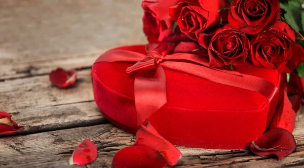 完璧なバレンタインの赤いバラとプレゼントのハート ボックス — ストック写真