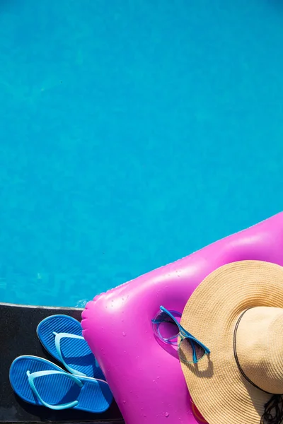 Hausschuhe Sonnenbrille Strohhut rosa Luftmatratze — Stockfoto
