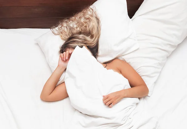 Женщина в постели не хочет просыпаться утром — стоковое фото