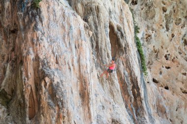 Genç ince atletik kadın üzerinde kaya tırmanışı