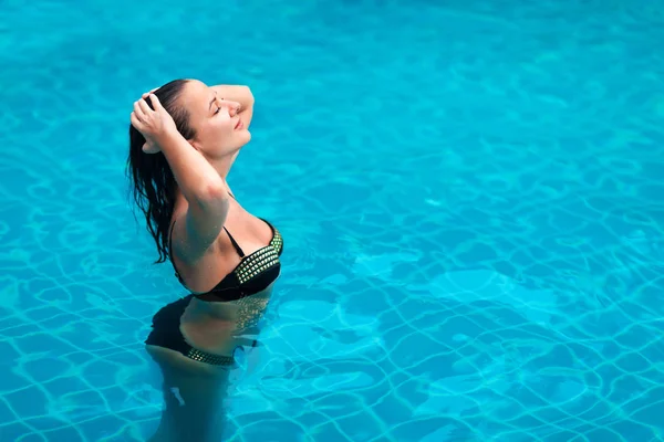 Jovem morena mulher sunbathe piscina — Fotografia de Stock