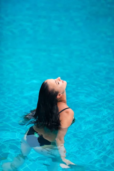 Young brunette woman sunbathe swimming pool — Stock Photo, Image
