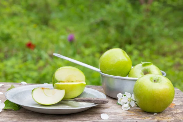Čerstvé Sladké šťavnaté zelené jablka s květinami — Stock fotografie