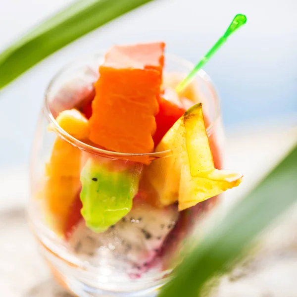 Copo de salada de frutas exóticas tropicais — Fotografia de Stock