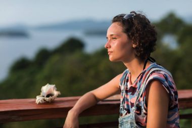 Unplugged kıvırcık saçlı kadın açık havada