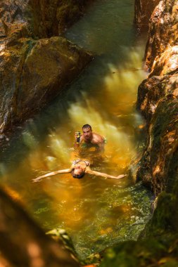 Adam Yüzme eylem kamera kayıtları kız arkadaşı ile