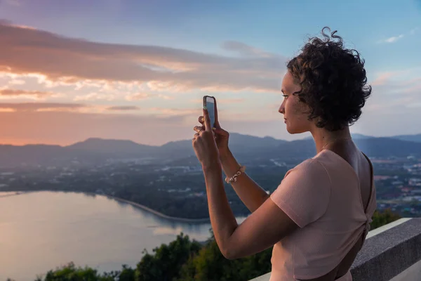 Brunett kvinna lockigt hår flicka tar selfie foto — Stockfoto