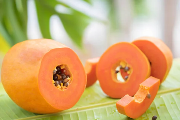 Frutas tropicais exóticas de mamão e suco de jarra de vidro — Fotografia de Stock