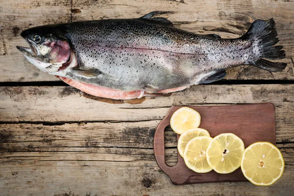 Frischer Forellenfisch mit Gewürzen auf Holz — Stockfoto