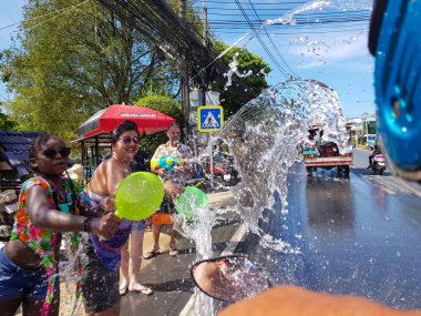Phuket, Tayland - 13 Nisan 2018: İnsan kalabalığı dökün su