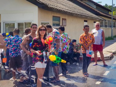 Phuket, Tayland - 13 Nisan 2018: Ben katılmak insanlar kalabalık