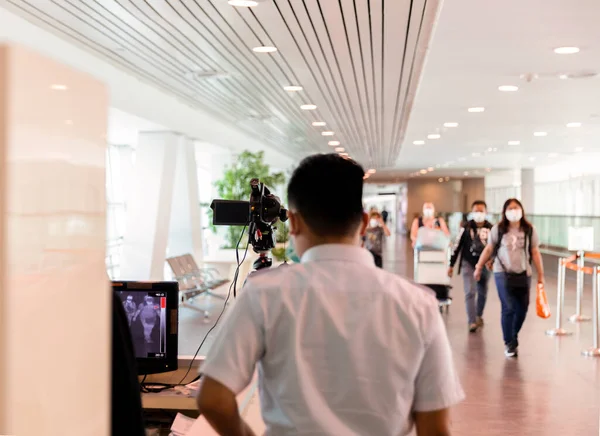 Kuala lumpur, malaysien, 06. Februar 2020: medizinisches personal am flughafen lizenzfreie Stockbilder