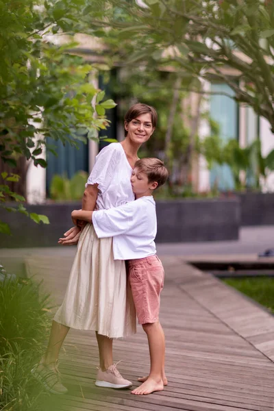 Muito Alegre Jovem Rapaz Fortemente Abraçando Sua Mãe Livre — Fotografia de Stock