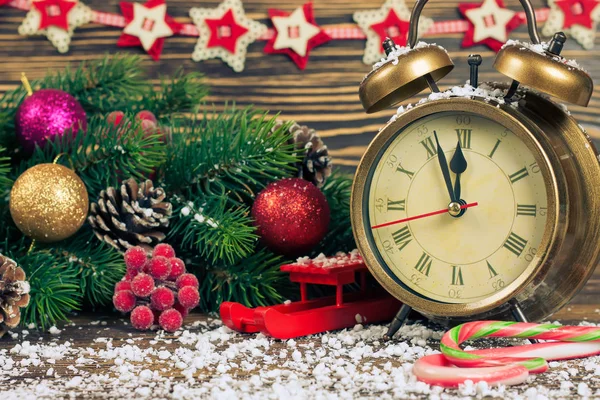 Vánoční hodiny a jedlové větve — Stock fotografie