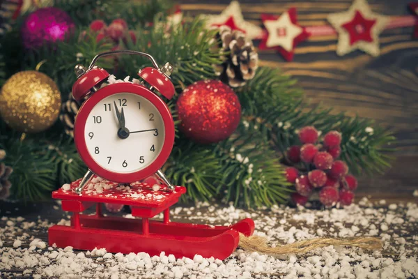 Relógio despertador com neve e decorações de Natal — Fotografia de Stock
