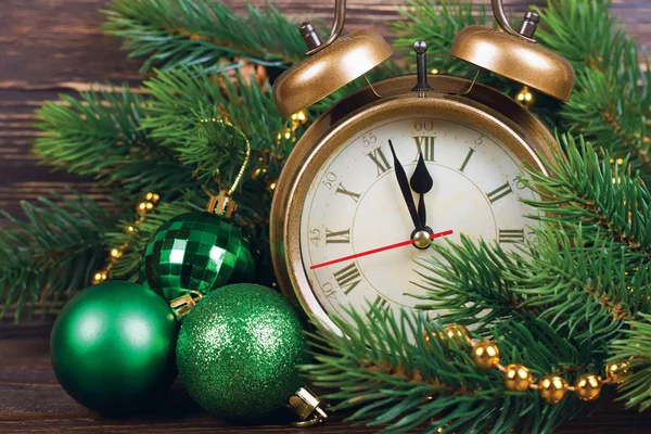 Boże Narodzenie zegar i jodła oddziałów — Zdjęcie stockowe