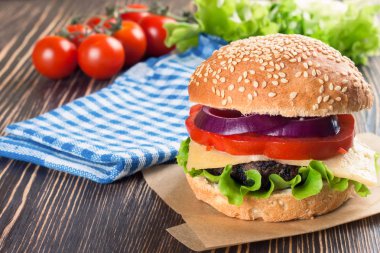 Ev yapımı çizburger kahverengi ahşap yüzey üzerinde.