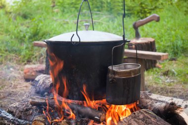 Kamp ateşi üzerinde turist pot