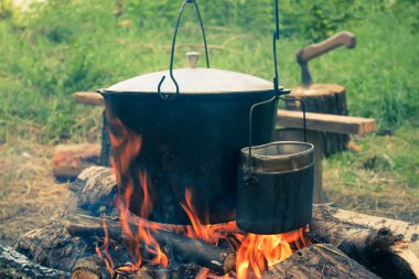Kamp ateşi üzerinde turist pot