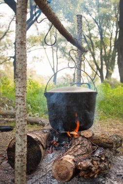 Kamp ateşi üzerinde turist pot