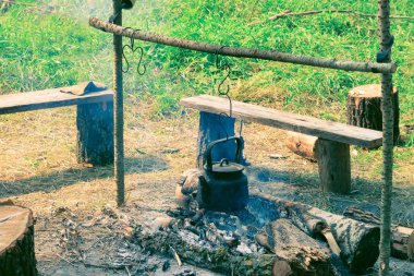 Kamp ateşi üzerinde turist pot