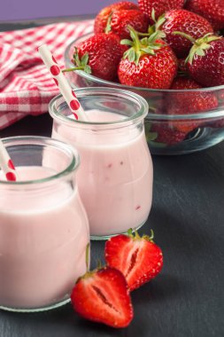 Cam kavanozda çilekli milkshake