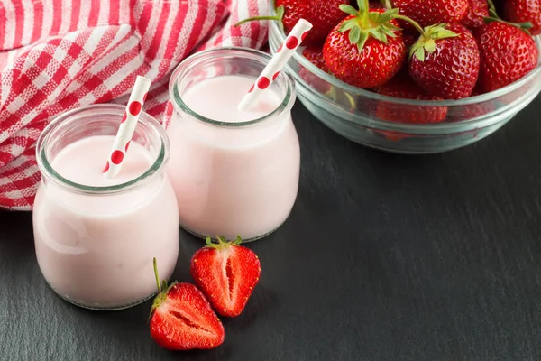 Aardbeienmilkshake in de glazen pot — Stockfoto