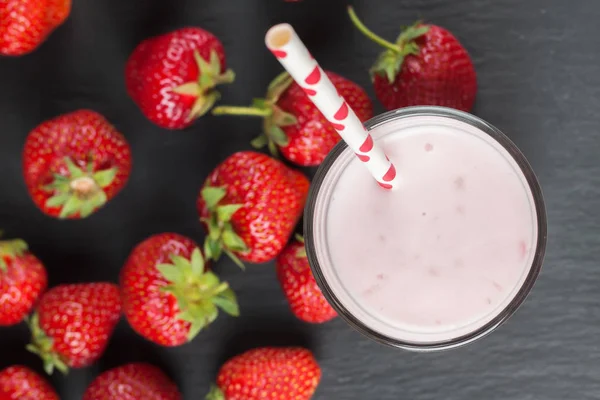 Cam çilekli yoğurt