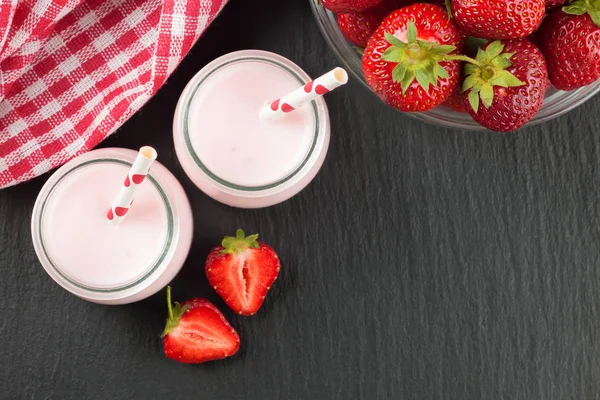 Aardbeienmilkshake in de glazen pot — Stockfoto