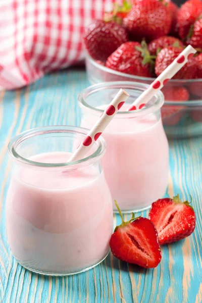 Aardbeienmilkshake in de glazen pot — Stockfoto