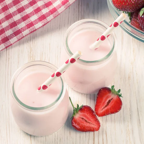 Aardbeienmilkshake in de glazen pot — Stockfoto