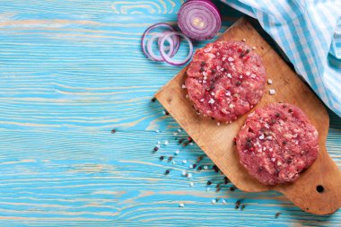 çiğ et ev yapımı hamburger pirzola