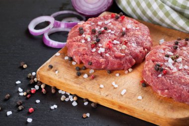 çiğ et ev yapımı hamburger pirzola