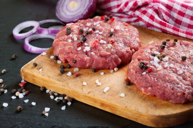 çiğ et ev yapımı hamburger pirzola