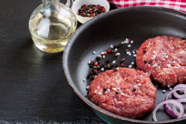 çiğ et ev yapımı hamburger pirzola