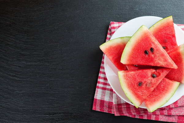 ломтики арбуза на тарелке
