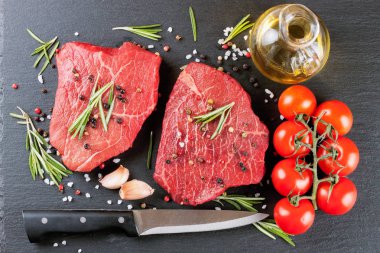 ingridients pişirme ile çiğ biftek