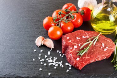 Baharat ile çiğ biftek