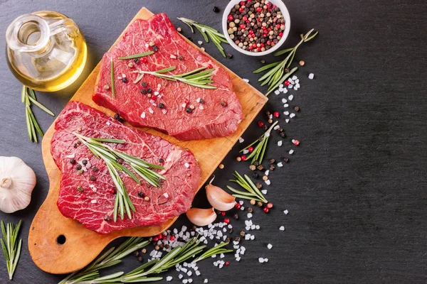 Filete de carne cruda con especias —  Fotos de Stock