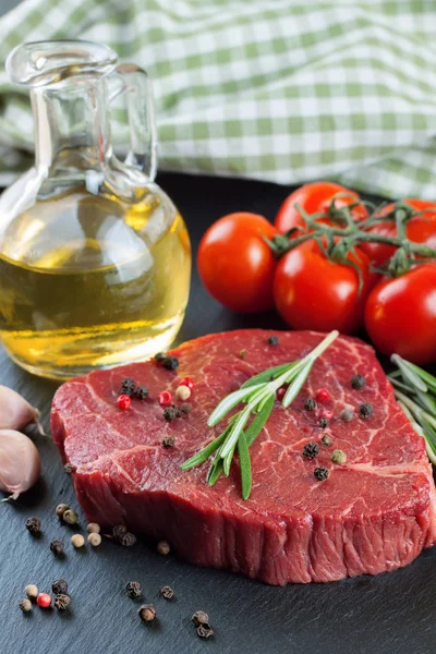 ingridients pişirme ile çiğ biftek